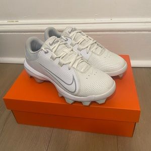 NIKE Women’s Hyperdiamond 4 pro SoftBall Cleats